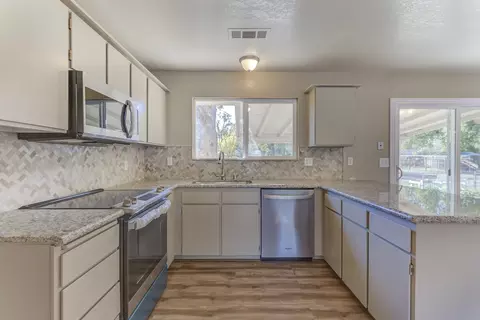 19011 Freda Ln, Redding, CA 96003 photo 13