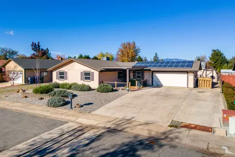 466 Rosewood Dr, Redding, CA 96003 photo 1