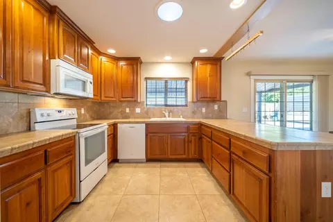 466 Rosewood Dr, Redding, CA 96003 photo 9