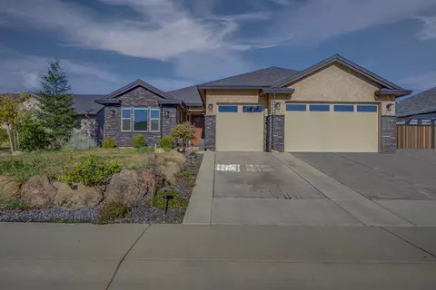 2126 Cadjew St, Redding, CA 96003 photo 2