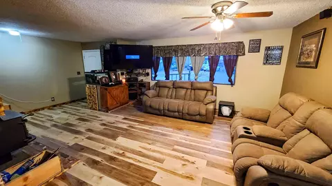 17586 Pine View Dr, Redding, CA 96003 photo 3