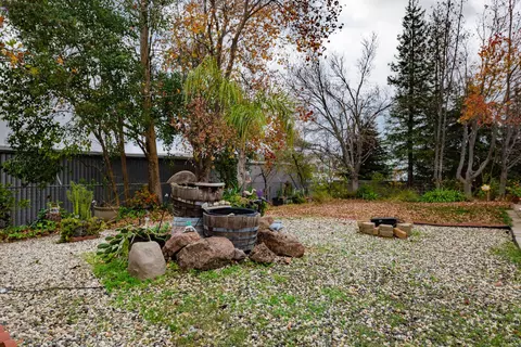 1047 Valli Ct, Redding, CA 96003 photo 15