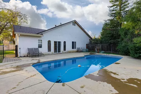 5955 Fairmont Dr, Redding, CA 96003 photo 2