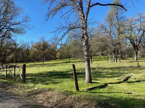 13872 Bear Cub Ct, Redding, CA 96003 photo 2