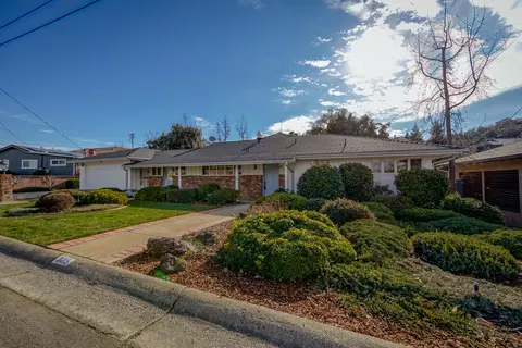 3015 Pioneer Dr, Redding, CA 96001 photo 1