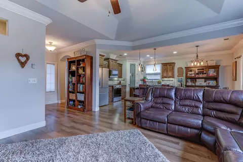 637 Grants Pass, Redding, CA 96003 photo 10