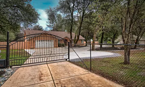 10673 Old Oregon Trl, Redding, CA 96003 photo 1