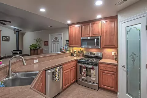 10673 Old Oregon Trl, Redding, CA 96003 photo 32