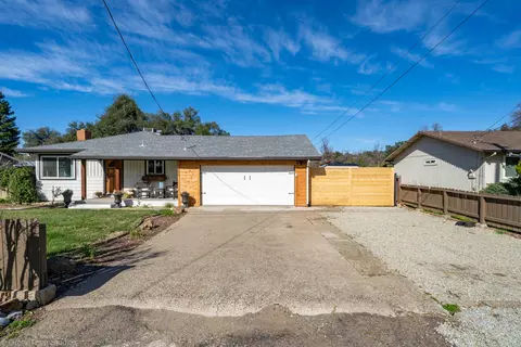 1082 De Moll, Redding, CA 96002 photo 2