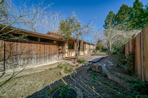 468 Rio St, Redding, CA 96001 photo 2