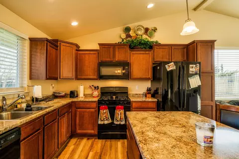 1047 Deodar Way, Redding, CA 96003 photo 2