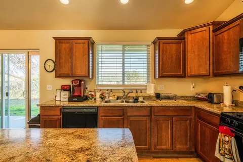1047 Deodar Way, Redding, CA 96003 photo 5