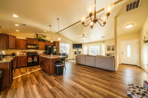 1047 Deodar Way, Redding, CA 96003 photo 3