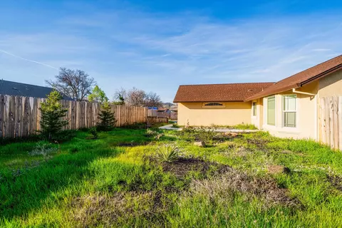 1047 Deodar Way, Redding, CA 96003 photo 20