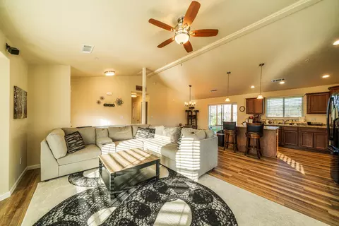 1047 Deodar Way, Redding, CA 96003 photo 4