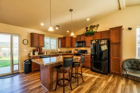 1047 Deodar Way, Redding, CA 96003 photo 6