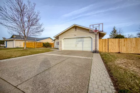 11381 Puffin Way, Redding, CA 96003 photo 2