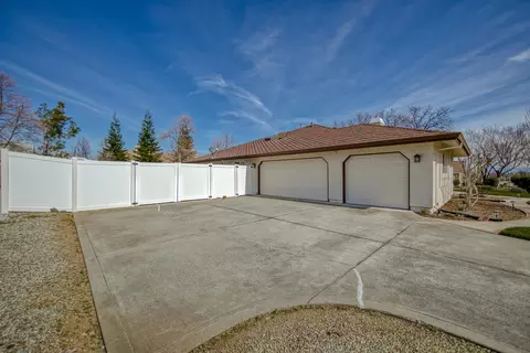 19366 Carnegie Ct, Redding, CA 96003 photo 4