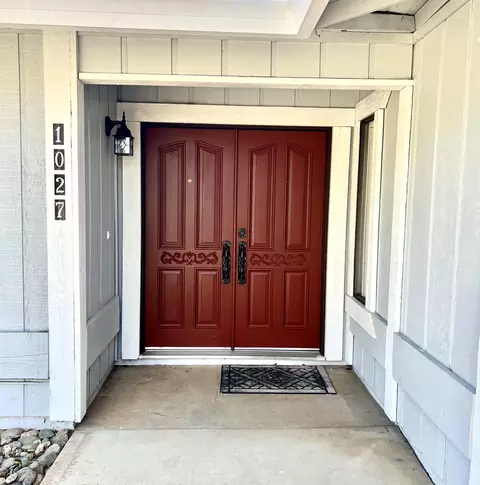 1027 Mistletoe Ln, Redding, CA 96002 photo 2