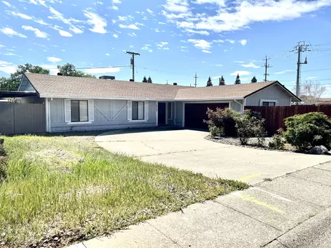 1027 Mistletoe Ln, Redding, CA 96002 photo 1