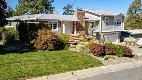 660 Overhill Dr, Redding, CA 96001 photo 2