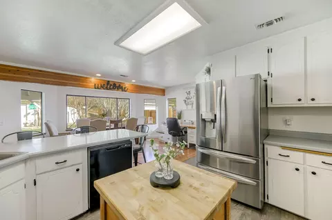 3220 Harlan Dr, Redding, CA 96003 photo 3