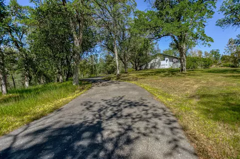 15738 Horseless Carriage Dr, Redding, CA 96001 photo 2