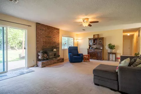 8577 Patricia Dr, Redding, CA 96002 photo 4