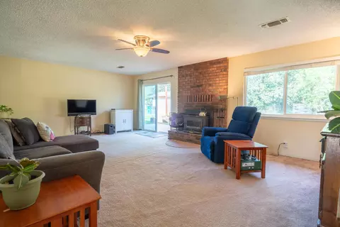 8577 Patricia Dr, Redding, CA 96002 photo 5
