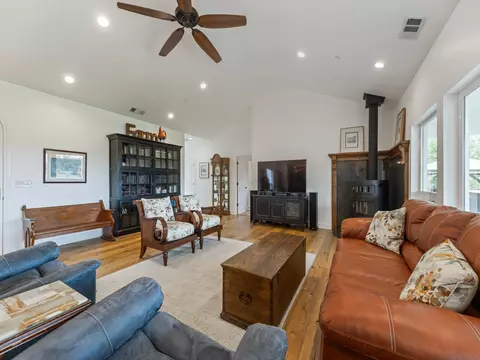 19590 Mockingbird Ln, Redding, CA 96002 photo 5