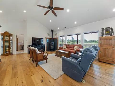 19590 Mockingbird Ln, Redding, CA 96002 photo 4