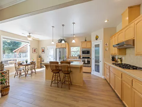 11764 Bay Tree Ln, Redding, CA 96003 photo 4