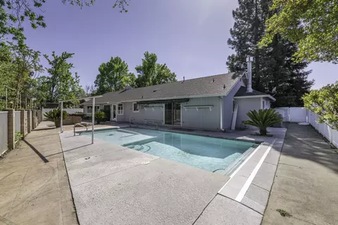 577 Olympic St, Redding, CA 96003 photo 2
