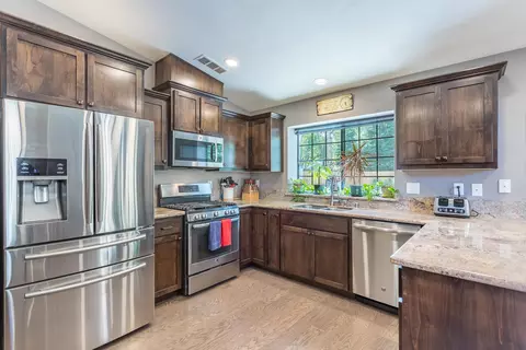 6582 Hemlock St, Redding, CA 96001 photo 2