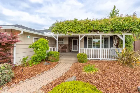 2070 Roxford Ct, Redding, CA 96001 photo 2