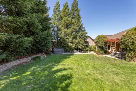 7526 Robles Dr, Redding, CA 96002 photo 5
