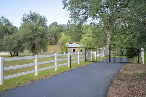 10413 Abernathy Ln, Redding, CA 96003 photo 3