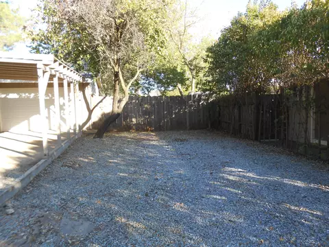 2915 Helen St, Redding, CA 96002 photo 4