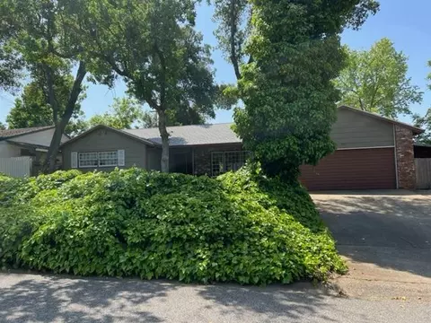 721 Estate St, Redding, CA 96002 photo 2