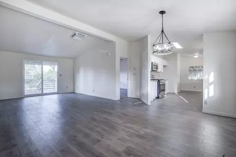 18258 View Point Dr, Anderson, CA 96007 photo 4