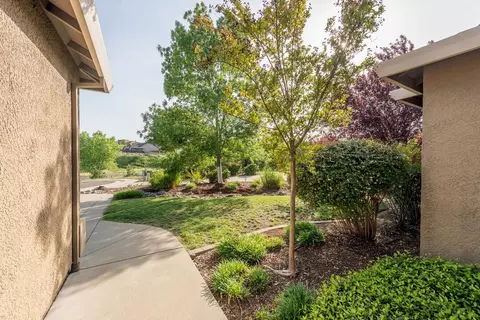 996 Savona Ct, Redding, CA 96003 photo 4