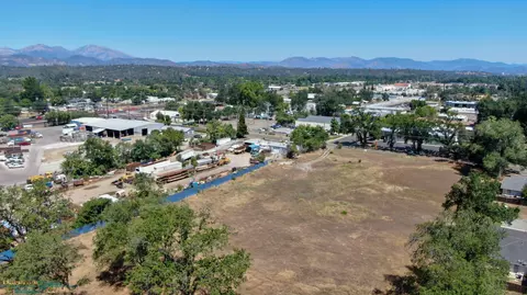 2431 Girvan Rd, Redding, CA 96001 photo 5