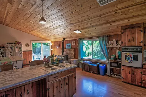 1861 Riviera Dr, Redding, CA 96001 photo 3