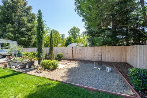 1942 Catherine Way, Redding, CA 96002 photo 17