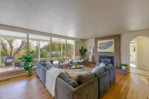 825 Overhill Dr, Redding, CA 96001 photo 3
