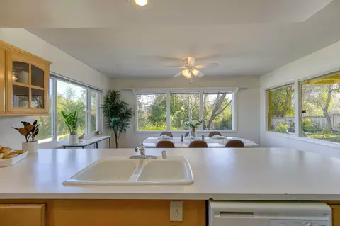 825 Overhill Dr, Redding, CA 96001 photo 4