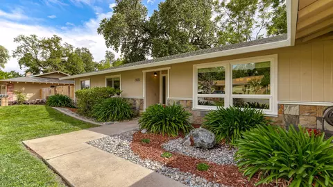 3825 Riverview Dr, Redding, CA 96001 photo 3