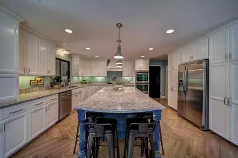513 Royal Oaks Dr, Redding, CA 96001 photo 3