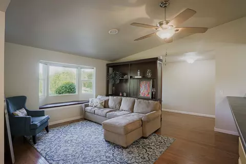 940 Royal Oaks Dr, Redding, CA 96001 photo 3