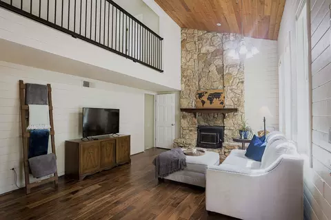 940 Royal Oaks Dr, Redding, CA 96001 photo 2